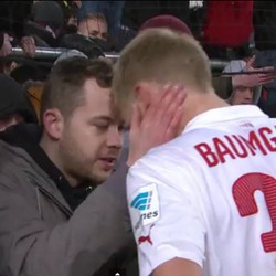 Puk-puk untuk Bek Muda Stuttgart dari Fans, Setelah Sebuah Blunder Fatal
