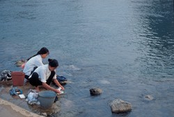 Hati-hati! Ngucek Cucian Sambil Jongkok Risikonya Nyeri Punggung