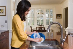 Cuci Piring dengan Tangan Kurangi Risiko Alergi pada Anak