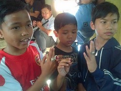 Ya Ampun! Bocah-bocah SD ini Juga Jadi Penggila Akik