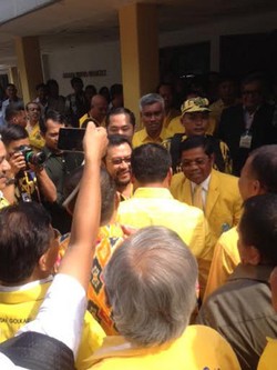 Jelang Sidang Mahkamah Golkar, Idrus dan Yorrys Berpelukan