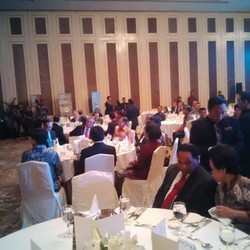 JK, Ani dan SBY Duduk Semeja dan Berbincang Santai