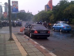 Mercy Hitam Terbakar di Depan Central Park Jl S Parman, Lalin Tersendat