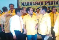 Usai Sidang, Kubu Ical dan Agung Cipika-Cipiki dan Rangkulan