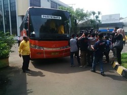 Diangkut 3 Bus, Rombongan Ical Datang ke Sidang Mahkamah Golkar
