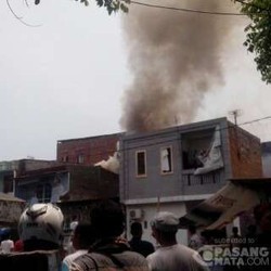 Rumah Tingkat Terbakar di Kemayoran, Warga Padamkan Api Pakai Ember