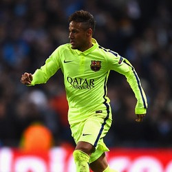 Neymar Ribut dengan Seorang Suporter City, Alves Marah Saat Diganti