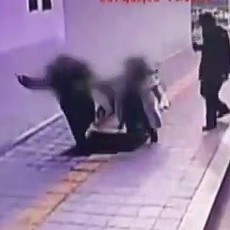 Lubang Menganga Tiba-tiba Muncul di Trotoar, 2 Warga Korsel Terperosok