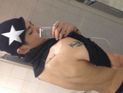 Beredar Foto Lama Kris eks EXO Pamer Tato di Kamar Mandi