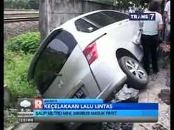 Salip Metromini, Minibus Nyebur ke Parit di Klender