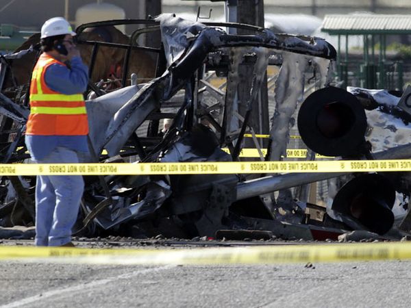 Kereta Tabrak Truk di California
