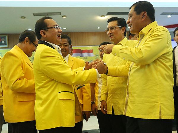 Break Sidang, Kubu Agung dan Ical Bersalaman