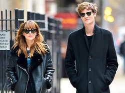 Fifty Shades of Grey Sukses, Dakota Johnson Diputus Pacar