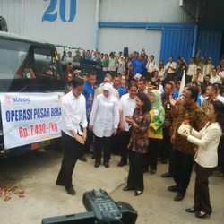 Di Tengah Gudang Beras, Jokowi Rapat Pakai 4 TV Layar Datar
