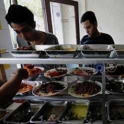 Jurus Pemilik Warteg Hadapi Kenaikan Harga Beras dan Elpiji
