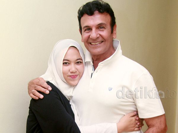 Mesranya Santi Peluk-peluk Mark Sungkar