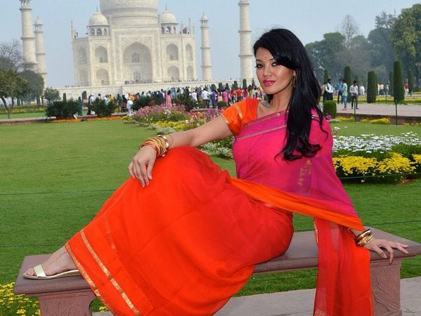 Berpose di Taj Mahal, Farah Quinn Cantik Bak Artis Bollywood