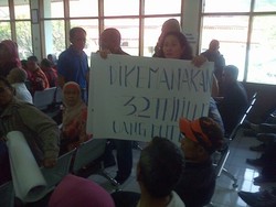 Sidang Perdana Penggelapan Uang Koperasi Cipaganti, Korban Bentangkan Poster di Ruang Sidang