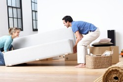 Angkat Beban Berat, Begini Triknya Agar Punggung Tetap Sehat