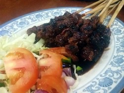 Pak Dadi Solo: Makan Siang Sedap Mantap dengan Tengkleng dan Sate Kambing yang Empuk Gurih