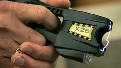 Ratusan Bocah Inggris Ditembak Senjata Listrik oleh Polisi