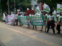 Demo di Depan Gedung DPRD DKI, Ormas FBR dan FBB Minta Ahok Lengser