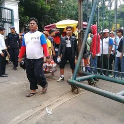 Digeruduk Ribuan Nelayan dan PKL, Satpam Monas Kewalahan