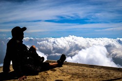 bersantai di atas awan