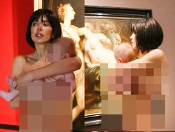 Model Wanita Ini Bugil Keliling Museum Sambil Gendong Bayi