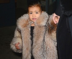 North West Pakai Coat Bulu Seharga Rp 45 Juta