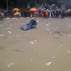 Demonstran Tinggalkan Kantor Menteri Susi, Sampah Bertebaran