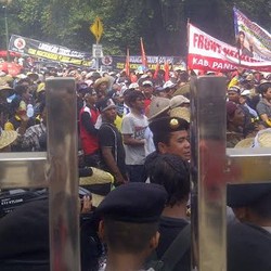 Penampakan Ribuan Orang Keroyok Kantor Menteri Susi