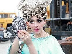 Pengacara Nyentrik Hotman Paris Dampingi Syahrini di Kasus Abraham Samad