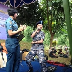Saat Dewi Persik Ajak Prajurit TNI AL Goyang Gergaji