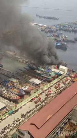 Kapal di Muara Angke Terbakar Hebat, Asap Hitam Membumbung Tinggi