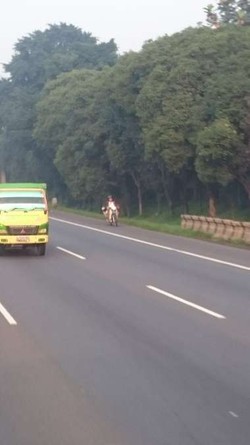 Motor Pembawa Karung Beras Ini Nekat Lewat Jalan Tol Cikampek