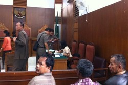 Buang Sampah di Makam, Pria Ini Didenda Rp 150 ribu