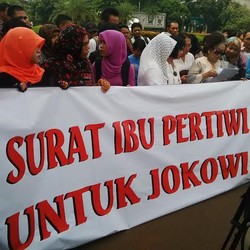 YLBHI Beraksi di Depan Istana, Serahkan Surat Soal KPK-Polri ke Jokowi