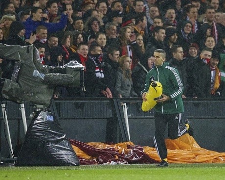 Pelatih Feyenoord Sesalkan Aksi Pelemparan oleh Suporternya