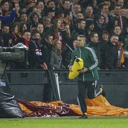 Pelatih Feyenoord Sesalkan Aksi Pelemparan oleh Suporternya