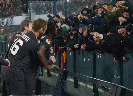 Menang 2-1 di De Kuip, Roma ke Perdelapanfinal