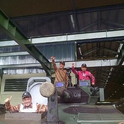 Blusukan ke Markas BUMN Pembuat Senjata, 2 Menteri Ini Naik Panser