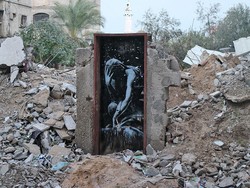 Di Reruntuhan Gaza, Banksy Bikin Grafiti Terbaru