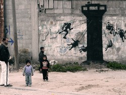 Grafiti Terbaru Banksy Hebohkan Warga Gaza