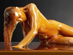 Mengagumkan! Tubuh Berbalut Madu Jadi Objek Fotografi