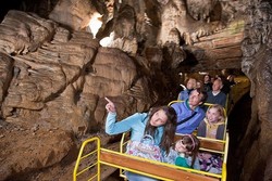 Bisa Keliling Gua Naik Kereta di Slovenia