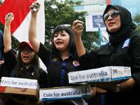 Aksi Berikan Koin untuk Kedubes Australia