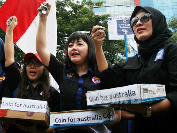 Aksi Berikan Koin untuk Kedubes Australia