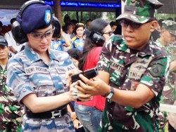 Dewi Persik Grogi Saat Pegang Pistol