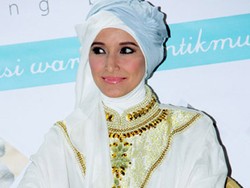 Inneke Koesherawati Senang Ikuti Perkembangan Fashion dalam Berhijab